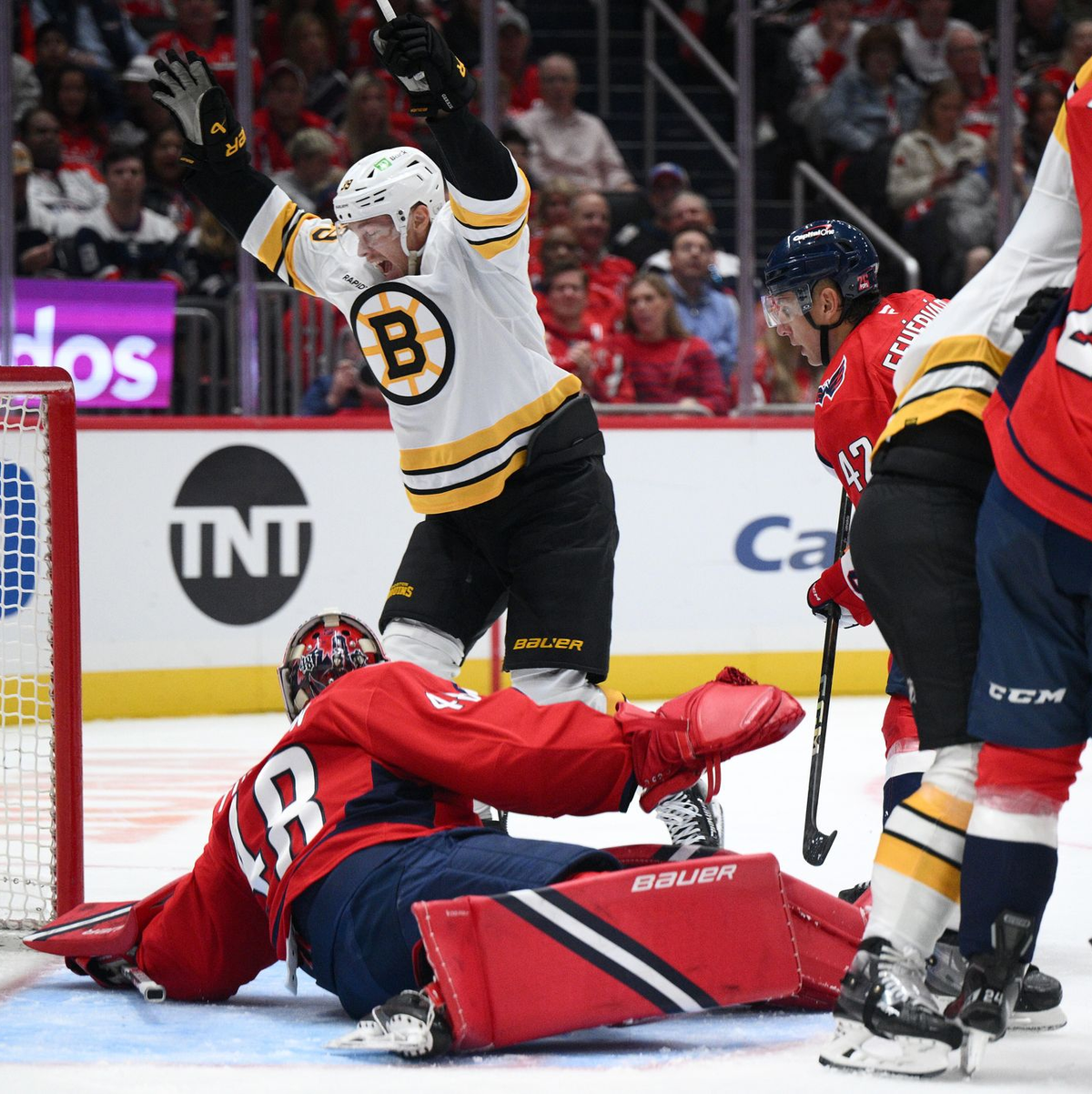 Marco Sturm (M) feierte mit Boston seinen ersten Sieg als NHL-Cheftrainer. - Foto: Nick Wass/FR67404 AP/AP/dpa