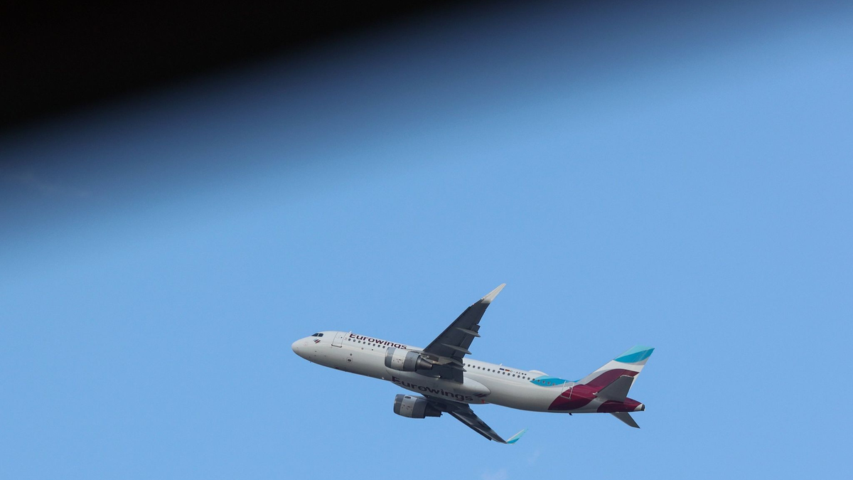 Am Mittwochabend musste ein Eurowings-Flieger kurz nach Abflug wieder zum Hamburg Airport zurückkehren. (Archivbild) - Foto: Bodo Marks/dpa