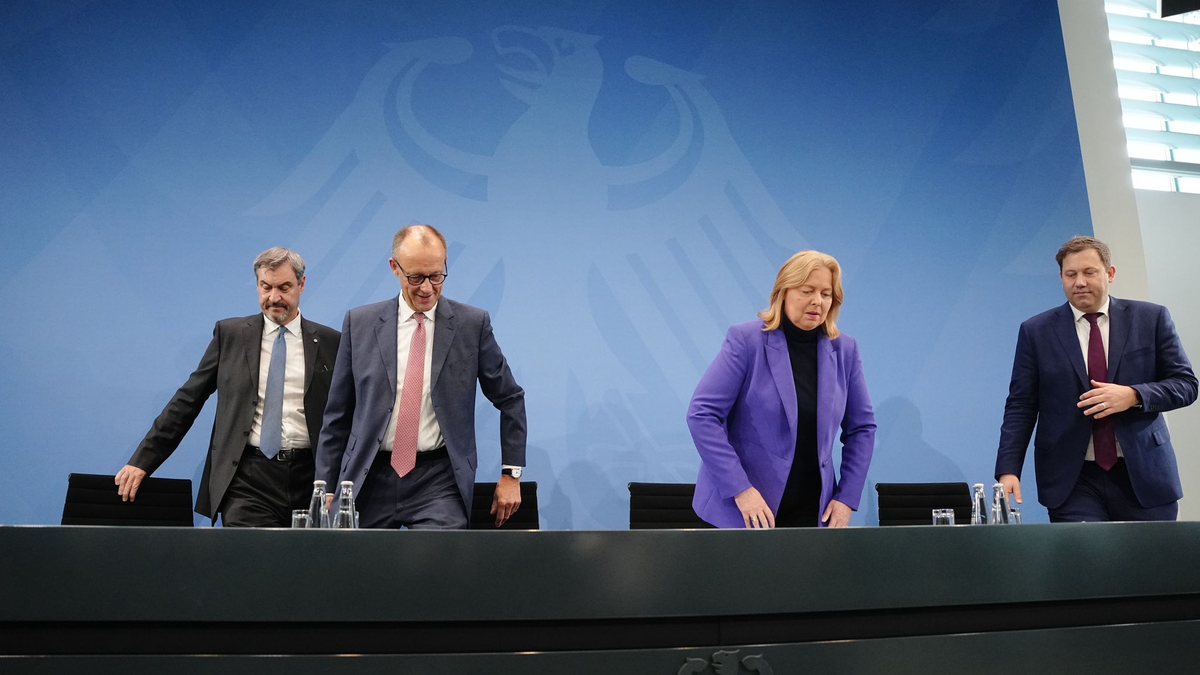 Zufriedene Gesichter nach langer Nachtsitzung: Die Koalition einigt sich bei mehreren Streitthemen. - Foto: Kay Nietfeld/dpa