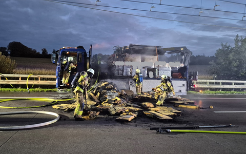 POL-RZ: Lkw-Ladung entzündet sich und sorgt für Vollsperrung der A 1 im Berufsverkehr - Foto: presseportal.de
