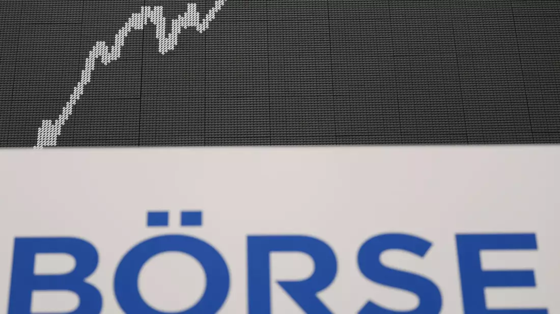 Trotz Wirtschaftsflaute erreicht der Dax einen Höchststand. - Bild: Arne Dedert/dpa