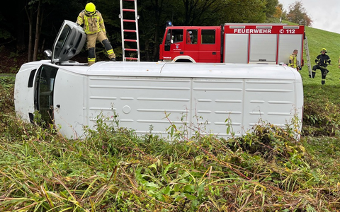 POL-GM: Sprinter stürzt Böschung hinunter - Foto: presseportal.de