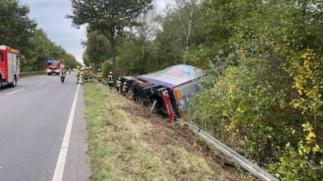 POL-ROW: ++ Sattelzug auf B 75 verunfallt: Stundenlange Vollsperrung ++ Unfallflucht auf Parkplatz in Bremervörde: Polizei sucht Zeugen ++ Kind bei Verkehrsunfall in Rotenburg leicht verletzt ++ - Bild: presseportal.de