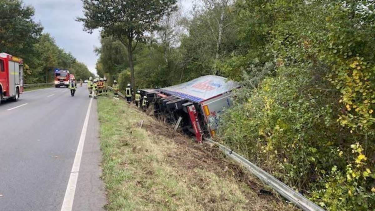 POL-ROW: ++ Sattelzug auf B 75 verunfallt: Stundenlange Vollsperrung ++ Unfallflucht auf Parkplatz in Bremervörde: Polizei sucht Zeugen ++ Kind bei Verkehrsunfall in Rotenburg leicht verletzt ++ - Foto: presseportal.de