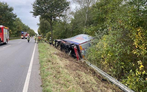 POL-ROW: ++ Sattelzug auf B 75 verunfallt: Stundenlange Vollsperrung ++ Unfallflucht auf Parkplatz in Bremervörde: Polizei sucht Zeugen ++ Kind bei Verkehrsunfall in Rotenburg leicht verletzt ++ - Foto: presseportal.de