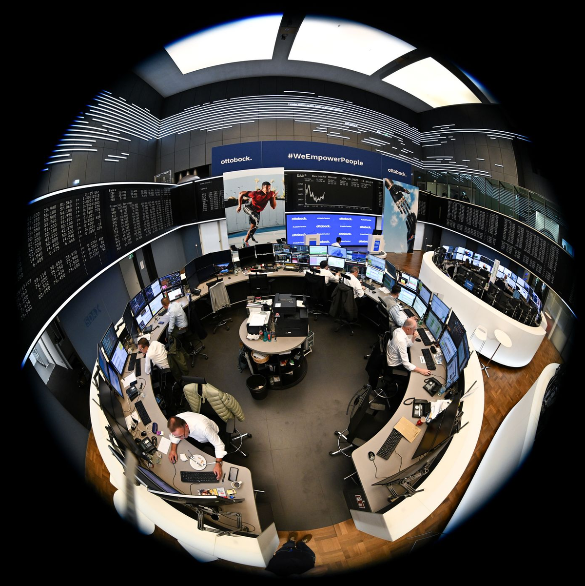 Trotz Wirtschaftsflaute erreicht der Dax einen Höchststand. - Foto: Arne Dedert/dpa