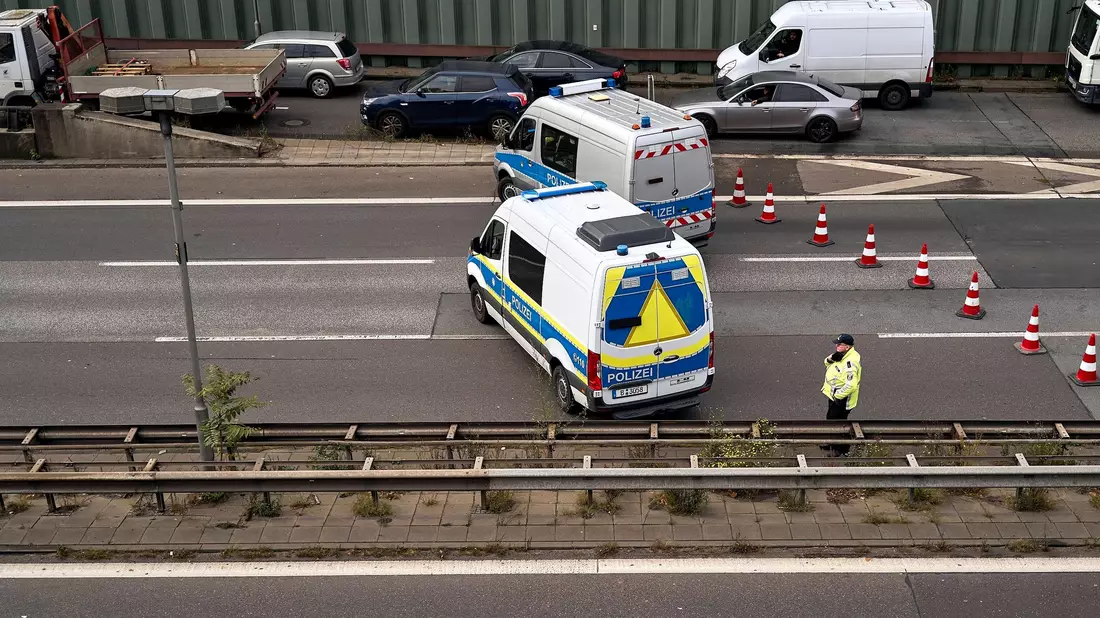 Die Polizei suchte nach Spuren und Beweismitteln.  - Bild: Michael Ukas/dpa