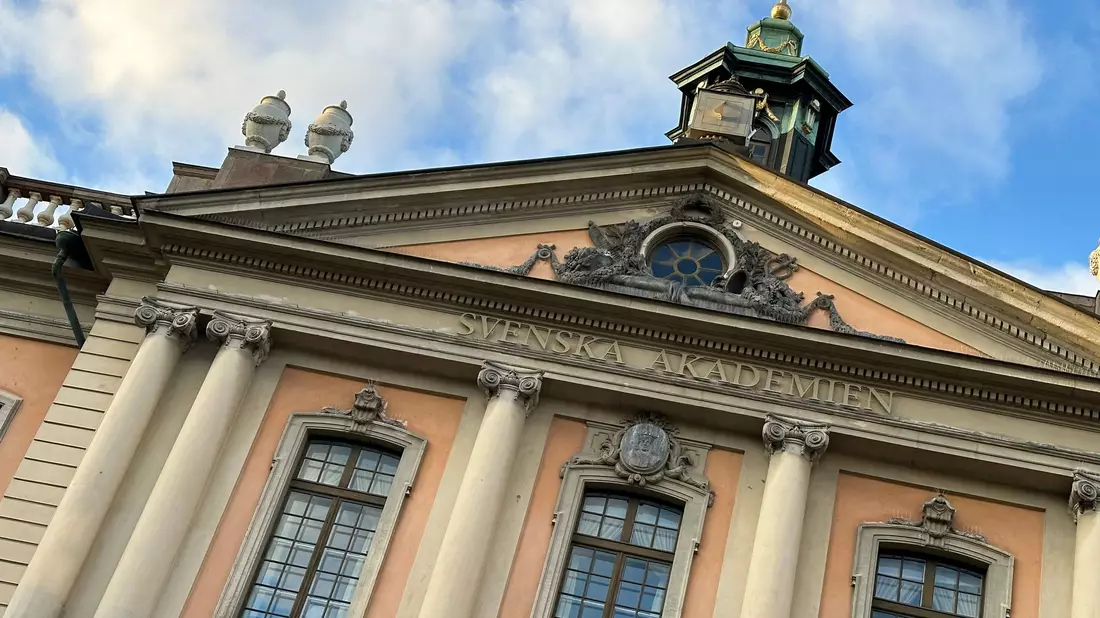 Hinter diesen Fenstern fällt alljährlich eine der spannendsten Entscheidungen der Literaturwelt. (Archivbild) - Bild: Steffen Trumpf/dpa