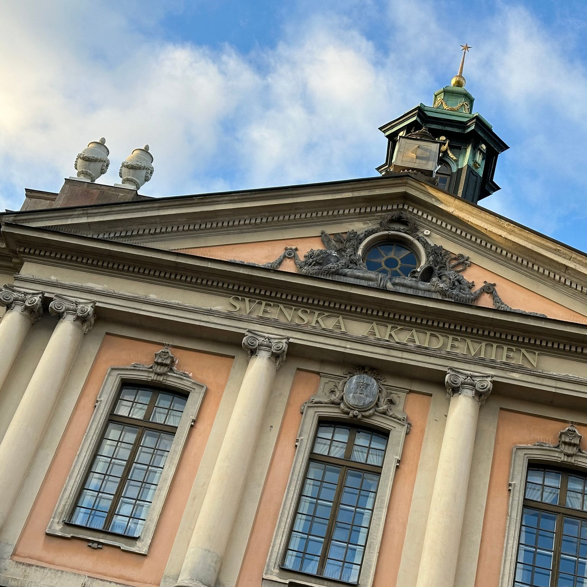Hinter diesen Fenstern fällt alljährlich eine der spannendsten Entscheidungen der Literaturwelt. (Archivbild) - Foto: Steffen Trumpf/dpa
