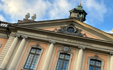 Hinter diesen Fenstern fällt alljährlich eine der spannendsten Entscheidungen der Literaturwelt. (Archivbild) - Foto: Steffen Trumpf/dpa
