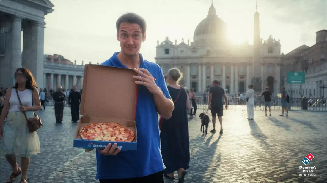 Domino's liefert die umstrittenste Pizza der Welt durch die Heilige Pforte des Petersdoms - Bild: presseportal.de