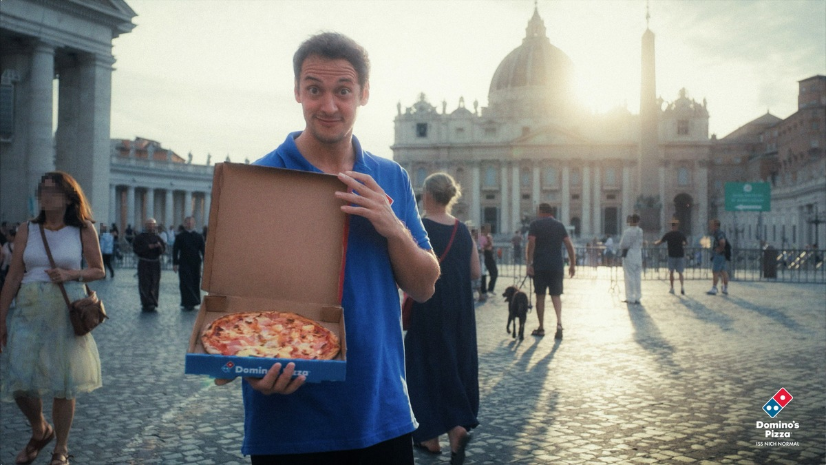 Domino's liefert die umstrittenste Pizza der Welt durch die Heilige Pforte des Petersdoms - Foto: presseportal.de
