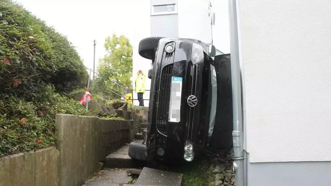 POL-SI: VW Golf landet nach Fahrt über Mauer auf der Seite - #polsiwi - Bild: presseportal.de