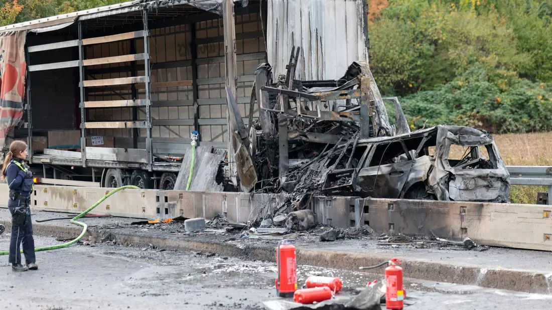 Die A59 wurde zunächst in beide Richtungen gesperrt. - Bild: Thomas Banneyer/dpa