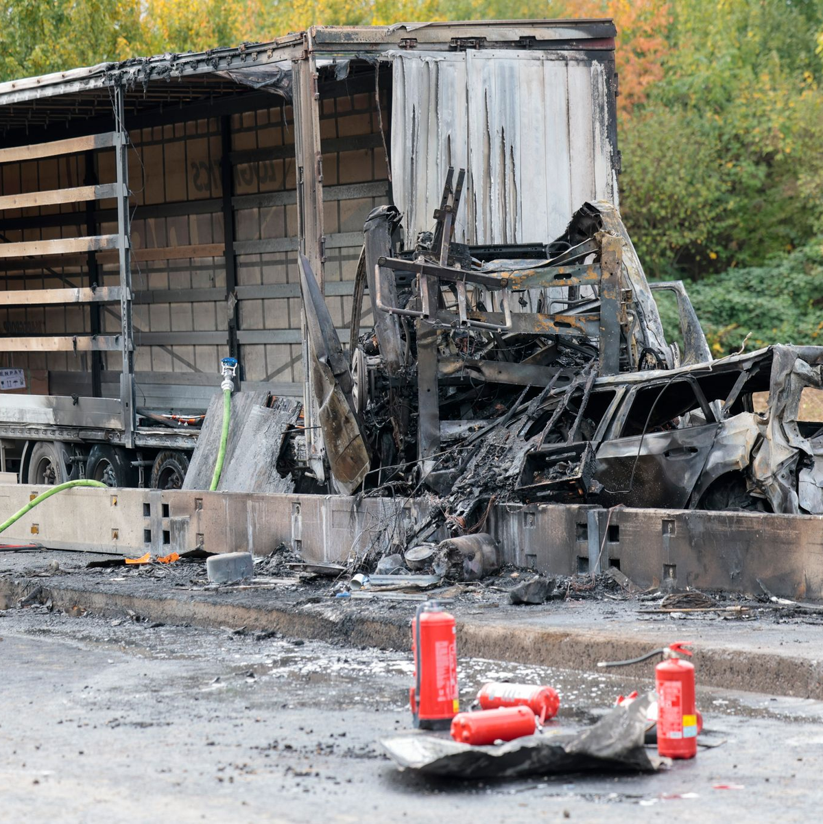 Die a59 wurde in beide Richtungen gesperrt. - Foto: Thomas Banneyer/dpa
