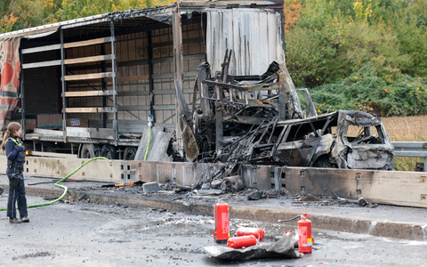 Die A59 wurde zunächst in beide Richtungen gesperrt. - Foto: Thomas Banneyer/dpa