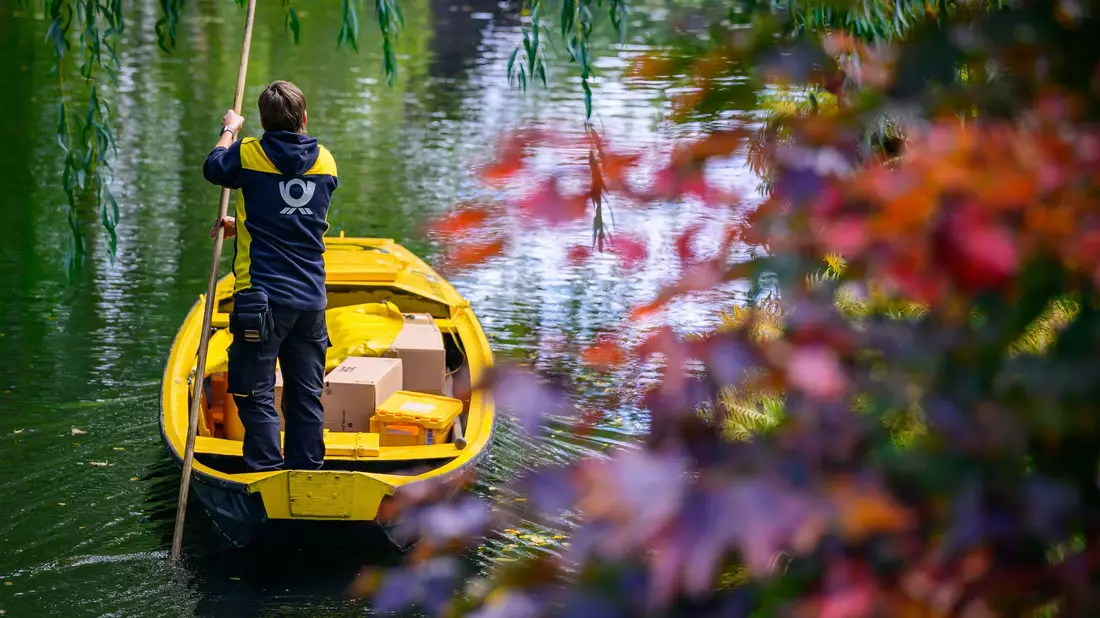 Der Postkahn im Spreewald geht in die Winterpause. - Bild: Patrick Pleul/dpa