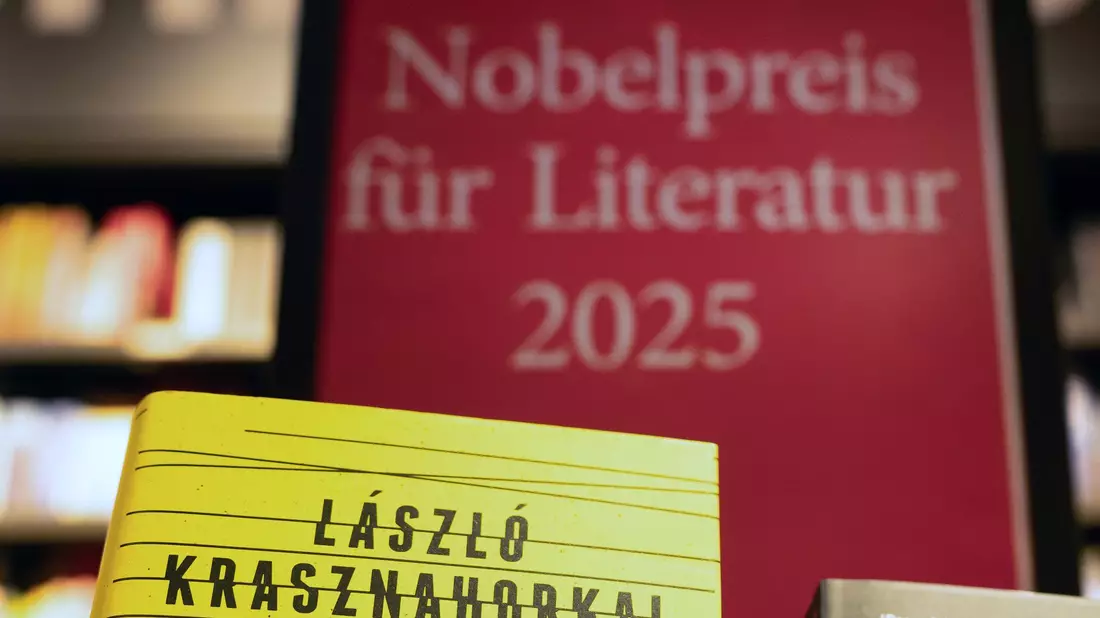Bücher des Preisträgers liegen im Berliner Kulturkaufhaus Dussmann aus. - Bild: Soeren Stache/dpa