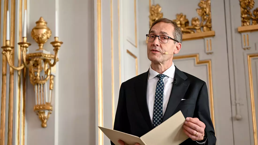 Mats Malm verkündet den diesjährigen Literaturnobelpreisträger. - Bild: Henrik Montgomery/TT News Agency/dpa