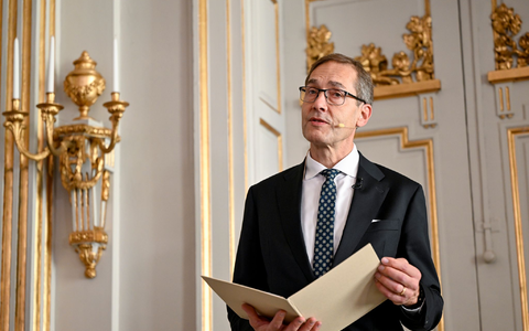 Mats Malm verkündet den diesjährigen Literaturnobelpreisträger. - Foto: Henrik Montgomery/TT News Agency/dpa