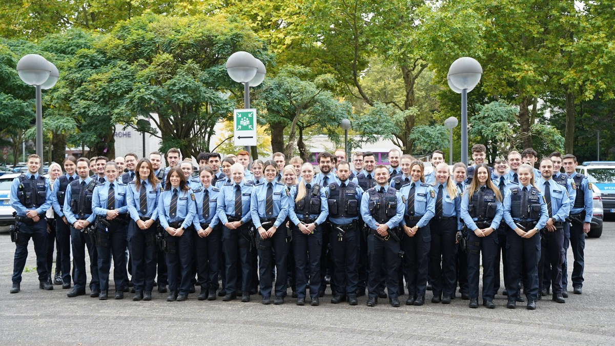 POL-PPMZ: 57 neue Polizistinnen und Polizisten starten ihren Dienst im Polizeipräsidium Mainz - Foto: presseportal.de
