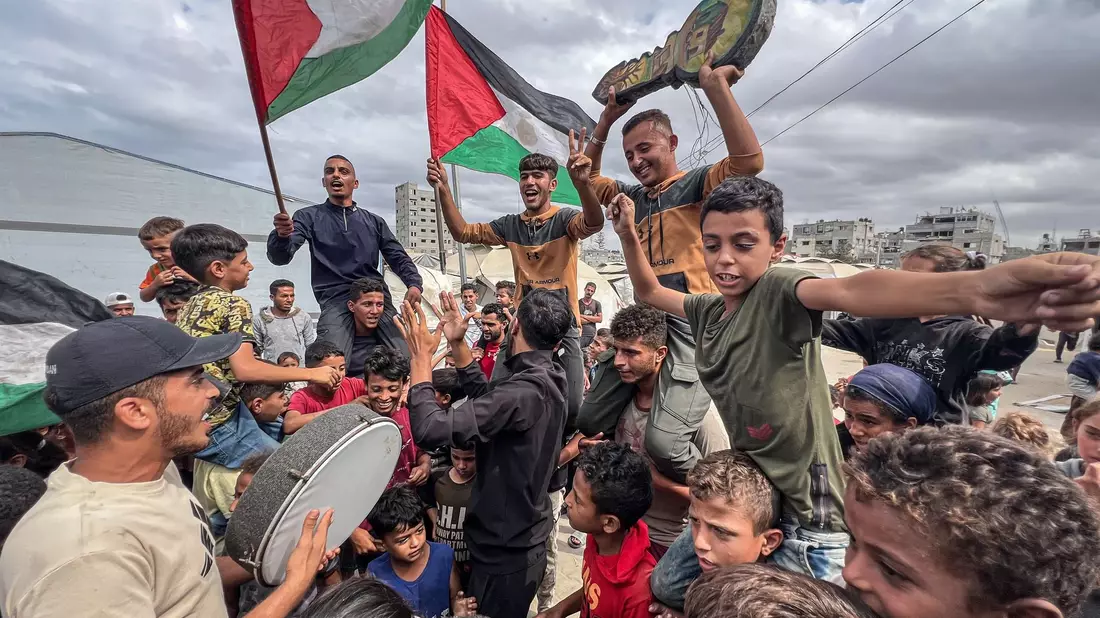 Mitarbeiter des Roten Kreuzes helfen bei Übergabe der Leichen von Geiseln. (Archivbild) - Bild: Belal Abu Amer/APA Images via ZUMA Press Wire/dpa