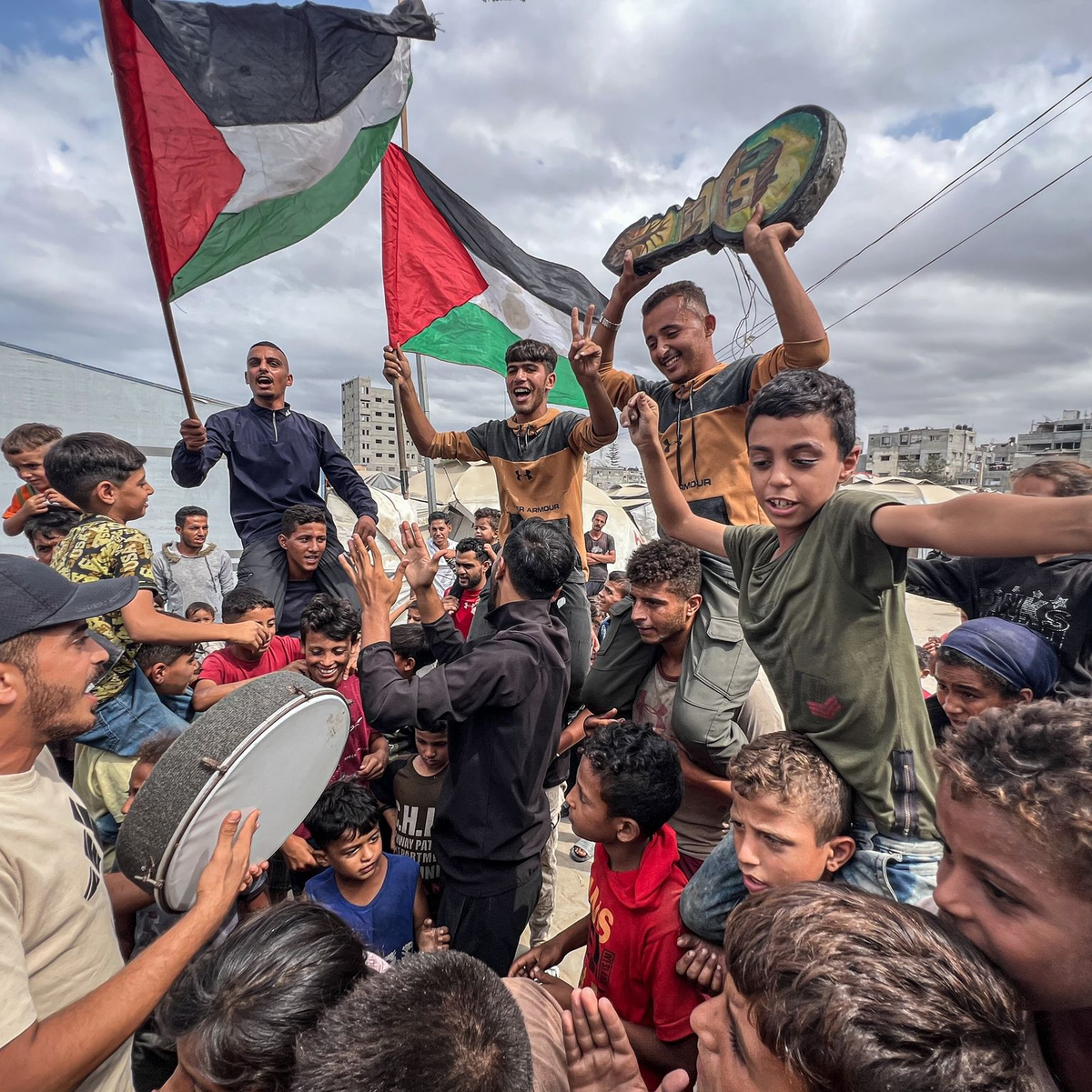 Palästinenser feiern im Lager Nusairat nach der Bekanntgabe, dass Israel und die Hamas der ersten Phase eines Friedensplans zur Unterbrechung der Kämpfe zugestimmt haben. - Foto: Belal Abu Amer/APA Images via ZUMA Press Wire/dpa