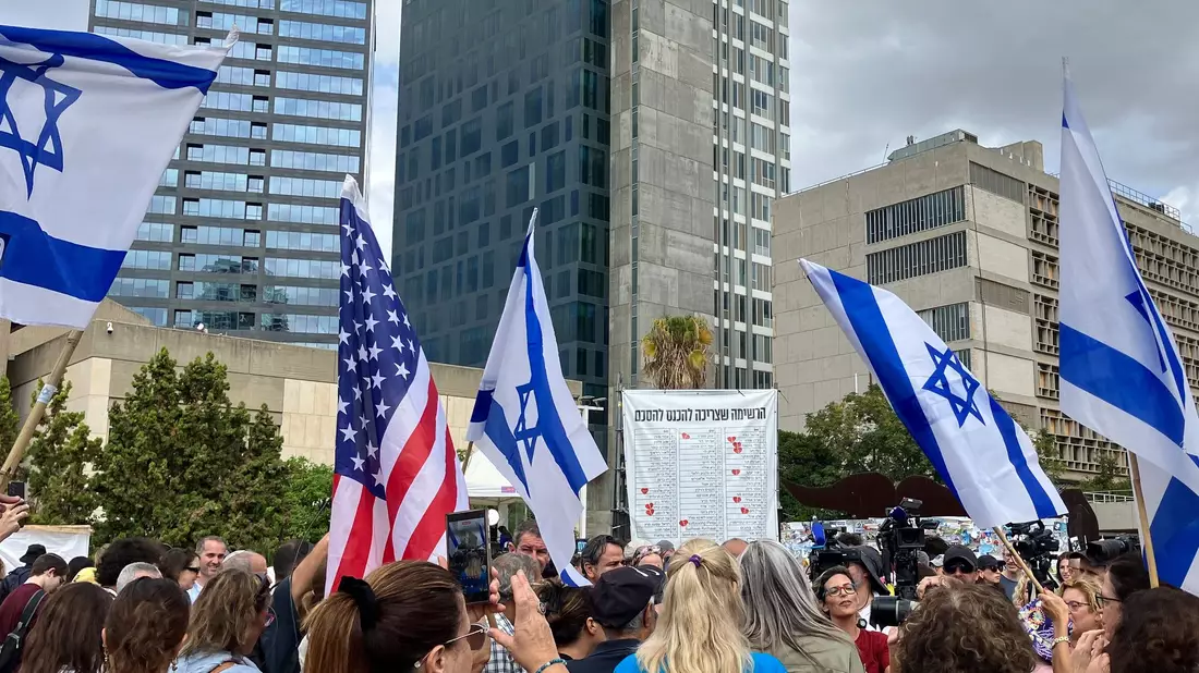 Viele Israelis versammelten sich in Tel Aviv auf dem Platz der Geiseln. - Bild: Cindy Riechau/dpa