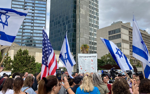 Viele Israelis versammelten sich in Tel Aviv auf dem Platz der Geiseln. - Foto: Cindy Riechau/dpa