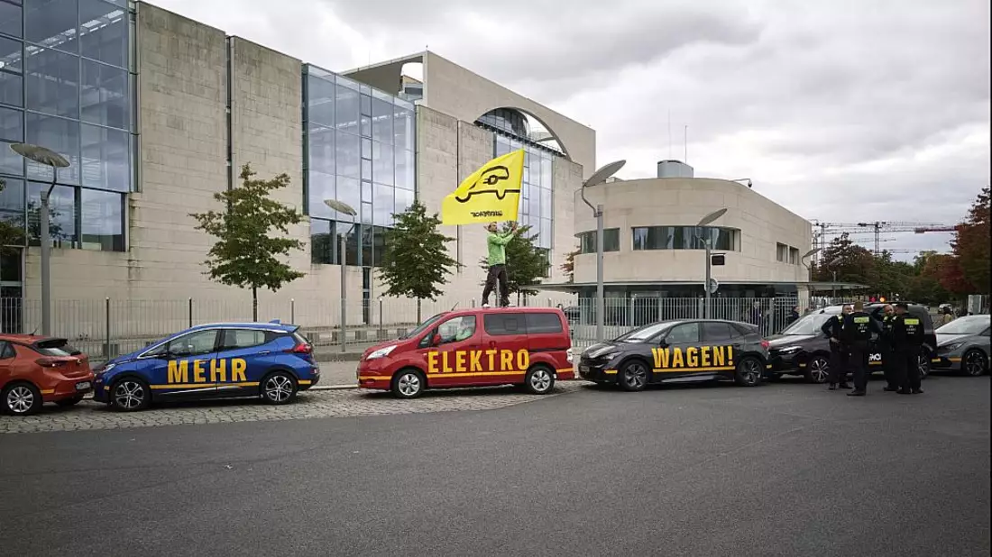Greenpeace-Protest vor Autogipfel am 09.10.2025 - Bild: über dts Nachrichtenagentur