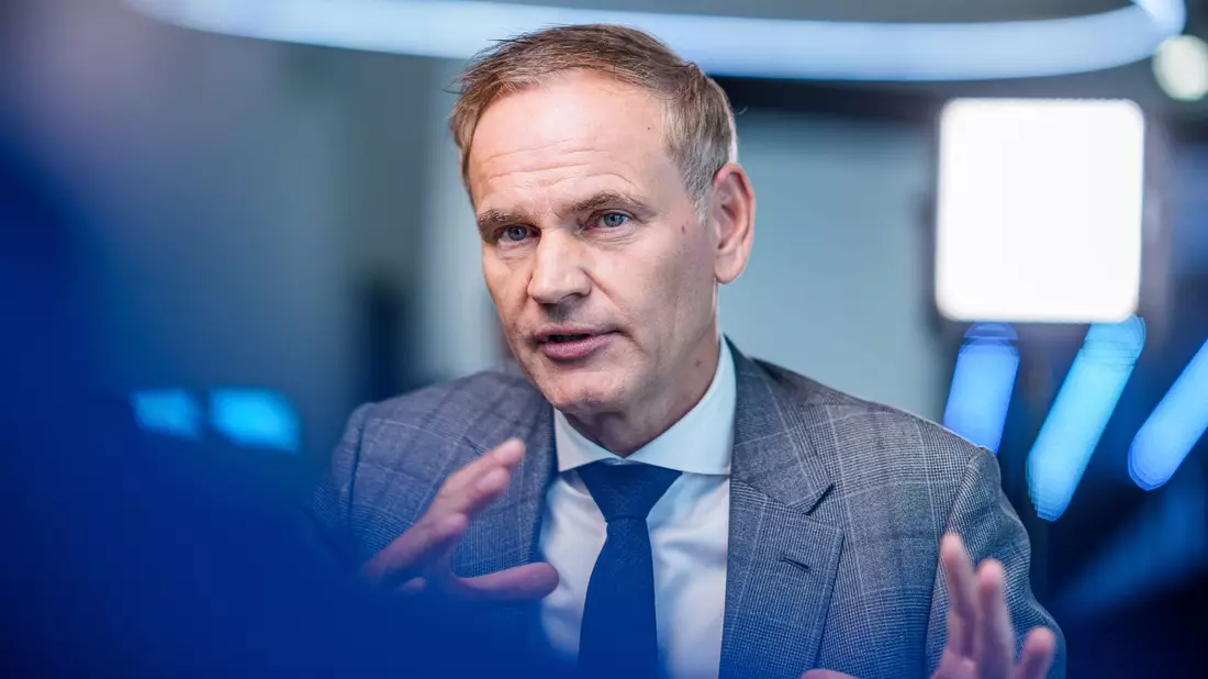 Blume: «Wir sehen als Zukunftstechnologie ganz klar die Elektromobilität». - Bild: Michael Kappeler/dpa