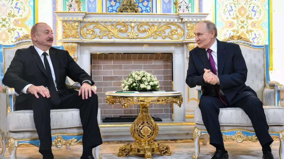 Der aserbaidschanische Präsident Ilham Aliyev hat Kremlchef Wladimir Putin öffentlich gedankt für die Aufklärung des Flugzeugabsturzes im Dezember vorigen Jahres. - Bild: Grigory Sysoyev/Pool Sputnik Kremlin/AP/dpa