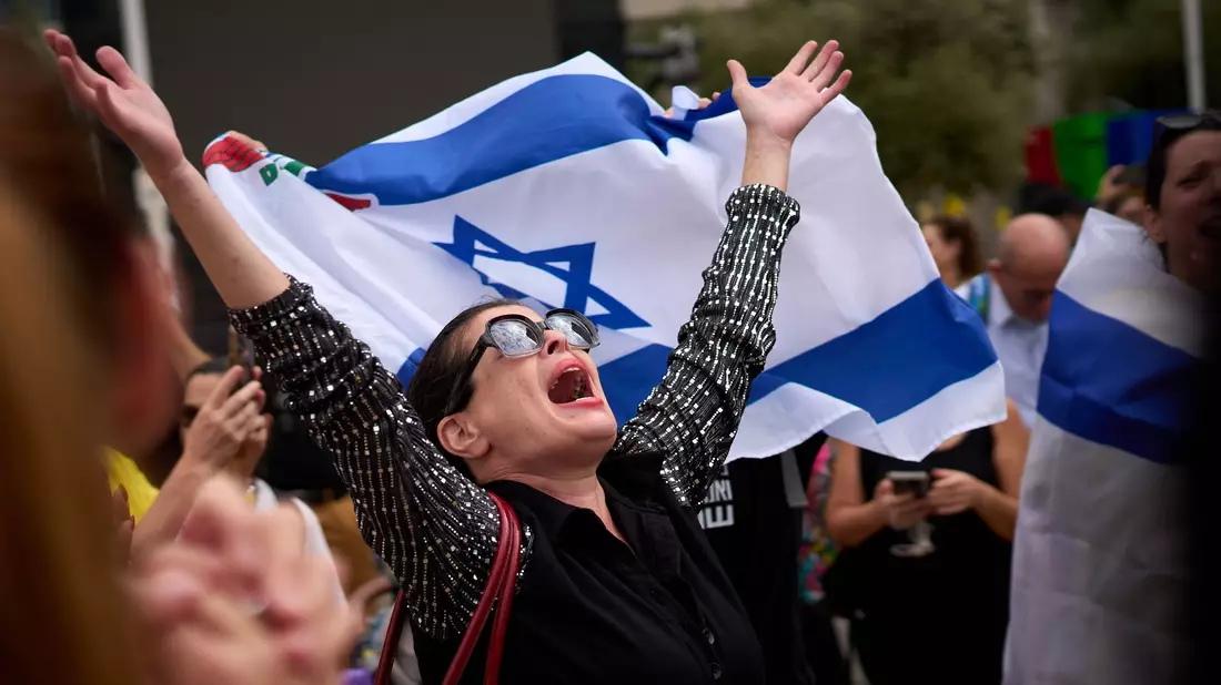 In Israel wird mit Bangen auf die Rückkehr der letzten Geiseln gewartet.  - Bild: Emilio Morenatti/AP/dpa