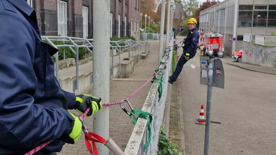 FW-BOT: Feuerwehr Bottrop trainiert die Sicherung gegen Absturz - Bild: presseportal.de
