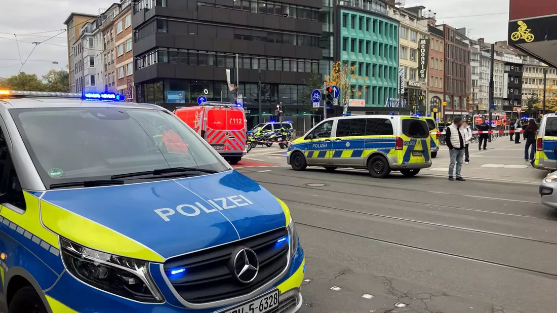 Die Polizei ist zu einem größeren Einsatz ausgerückt.  - Bild: Frank Christiansen/dpa