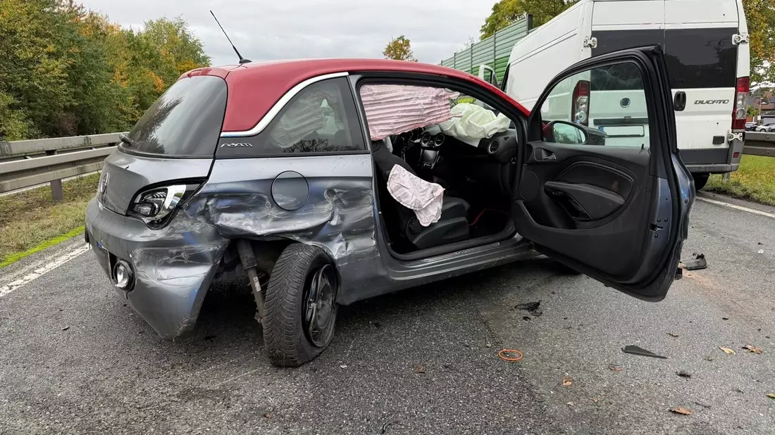 FW Paderborn: Verkehrsunfall auf der B64 sorgt für Verkehrsbeeinträchtigung - Bild: presseportal.de
