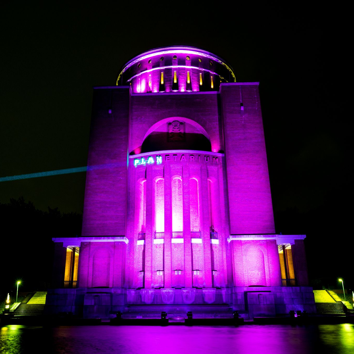Am Abend des 11. Oktober macht Plan International in ganz Deutschland mit der Illuminierung bekannter Wahrzeichen und Gebäude auf die Rechte von Mädchen aufmerksam. (Archivbild) - Foto: Daniel Bockwoldt/dpa