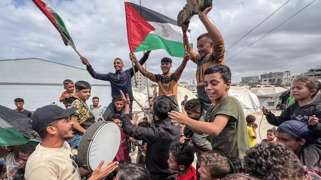 Palästinenser feiern die Einigung auf die Feuerpause  - Bild: Belal Abu Amer/APA Images via ZUMA Press Wire/dpa
