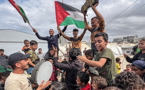 Nach zwei Jahren Krieg wird im Gazastreifen die Einigung auf eine Waffenruhe gefeiert. - Foto: Belal Abu Amer/APA Images via ZUMA Press Wire/dpa