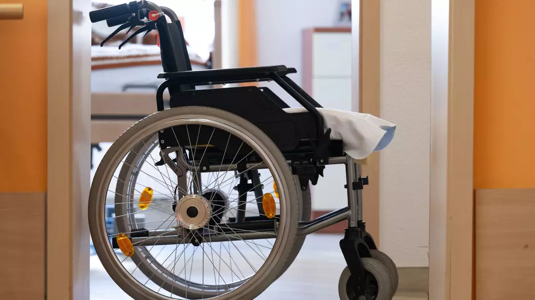 Wer alt wird, wird häufiger krank. Eine alternde Bevölkerung bedeutet für die Krankenkassen stark steigende Ausgaben. (Symbolbild)  - Bild: Sebastian Kahnert/dpa