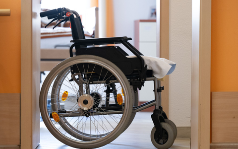 Wer alt wird, wird häufiger krank. Eine alternde Bevölkerung bedeutet für die Krankenkassen stark steigende Ausgaben. (Symbolbild)  - Foto: Sebastian Kahnert/dpa