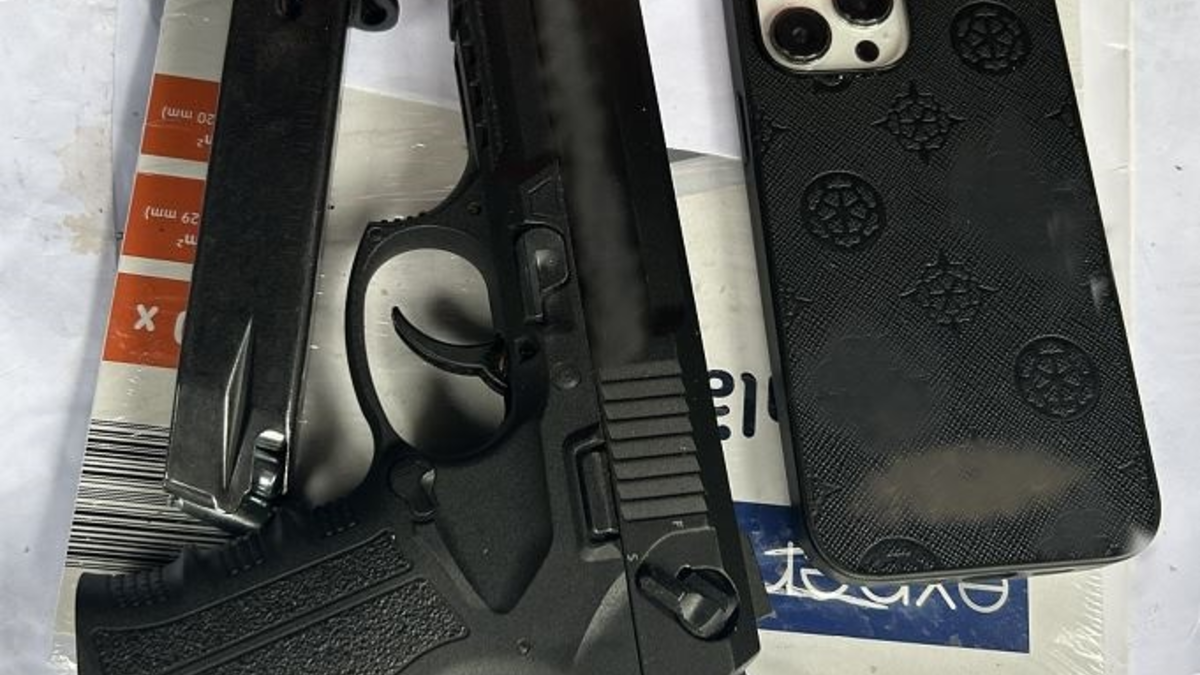 HZA-P: Potsdamer Zoll stößt bei Fahrzeugdurchsuchung auf geladene Schreckschusswaffe und 10.000 Euro Bargeld / Vermeintlicher Besitzer gibt sich unwissend - Foto: presseportal.de