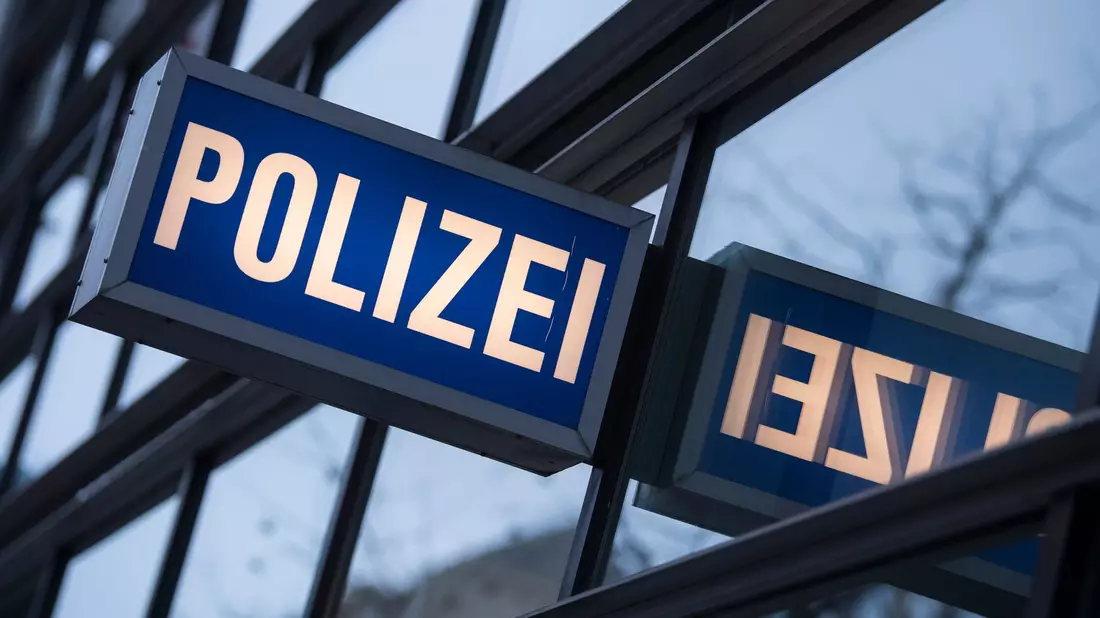 Die Ermittlungen richten sich gegen Polizisten des ersten Polizeireviers in Frankfurt. (Archivfoto) - Bild: Boris Roessler/dpa