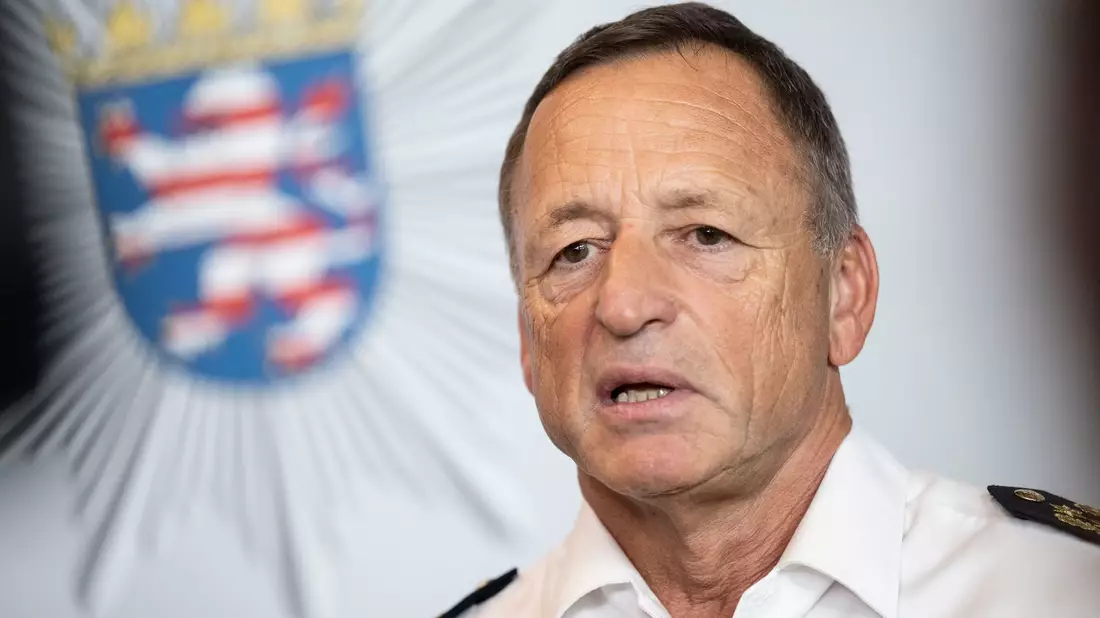 Gegen Frankfurter Beamte wird ermittelt (Archivbild) - Bild: Boris Roessler/dpa