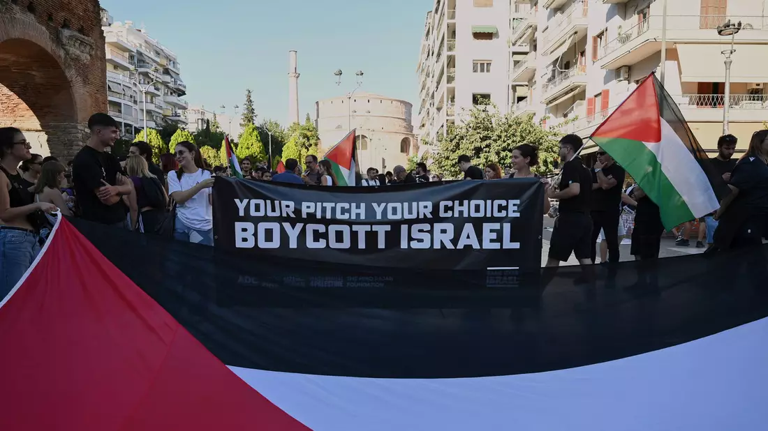 Immer wieder gab es zuletzt Proteste für Palästina und gegen Israel - auch rund um Sportveranstaltungen. - Bild: Giannis Papanikos/AP/dpa