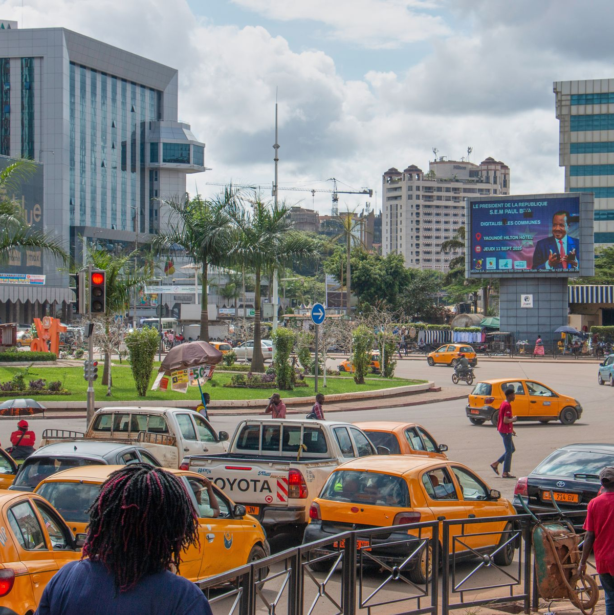 60 Prozent der Kameruner unter 35 würden einer Umfrage zufolge gerne auswandern. (Archivbild) - Foto: Welba Yamo Pascal/AP/dpa