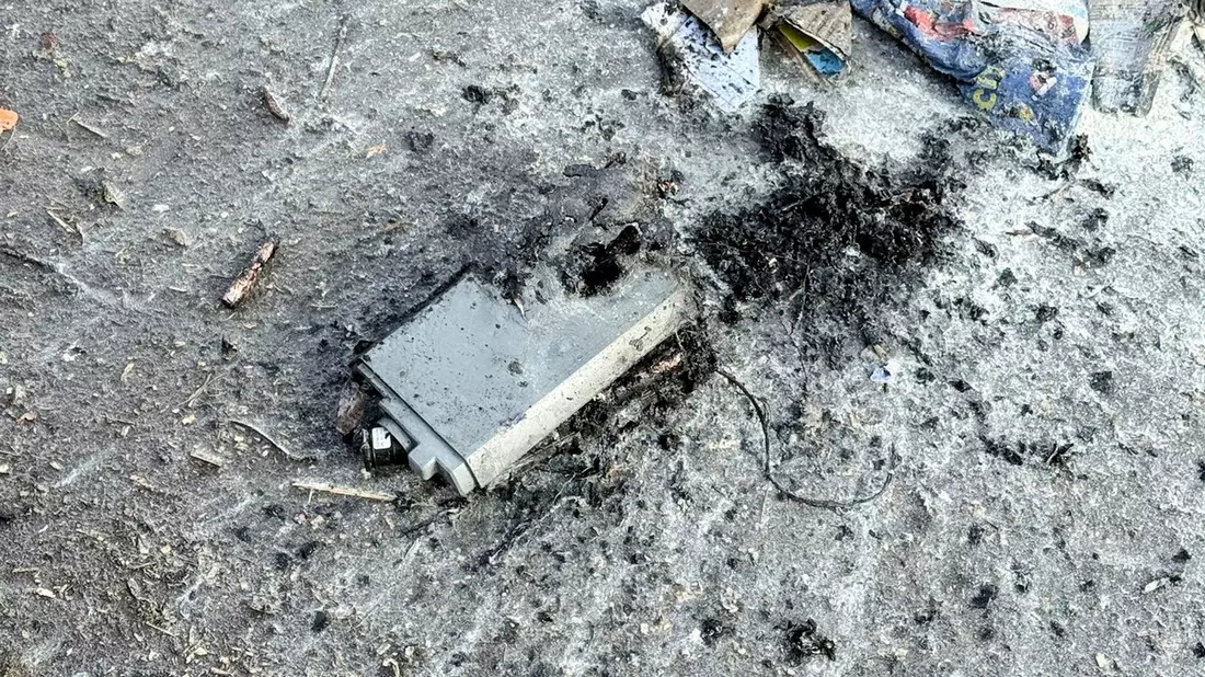 FW-KLE: Erneuter Brand in einem Müllwagen durch unsachgemäß entsorgte Akkus im Hausmüll - Die Feuerwehr verhinderte ein Übergreifen des Brandes auf den gesamten Müllwagen - Bild: presseportal.de