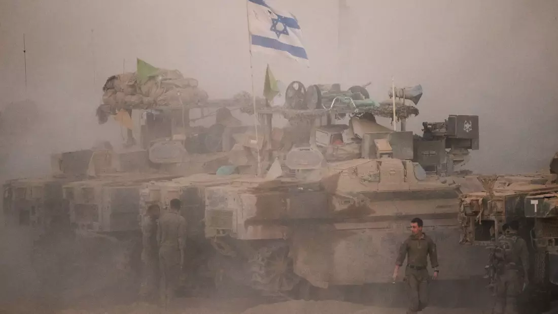 Israelische Panzer im Grenzgebiet zwischen Israel und dem Gazastreifen (Archivbild) - Bild: Emilio Morenatti/AP/dpa