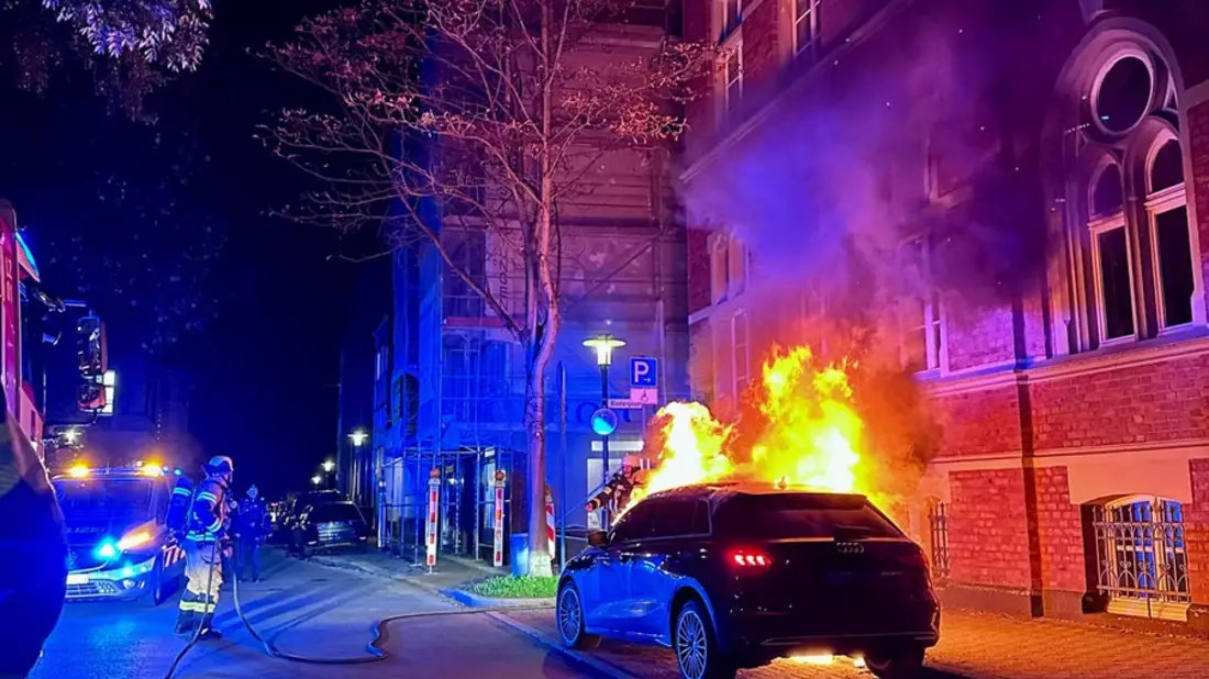 FW-NE: PKW-Brand auf der Promenadenstraße | Keine Verletzten - Bild: presseportal.de