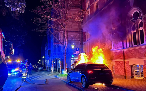 FW-NE: PKW-Brand auf der Promenadenstraße | Keine Verletzten - Foto: presseportal.de